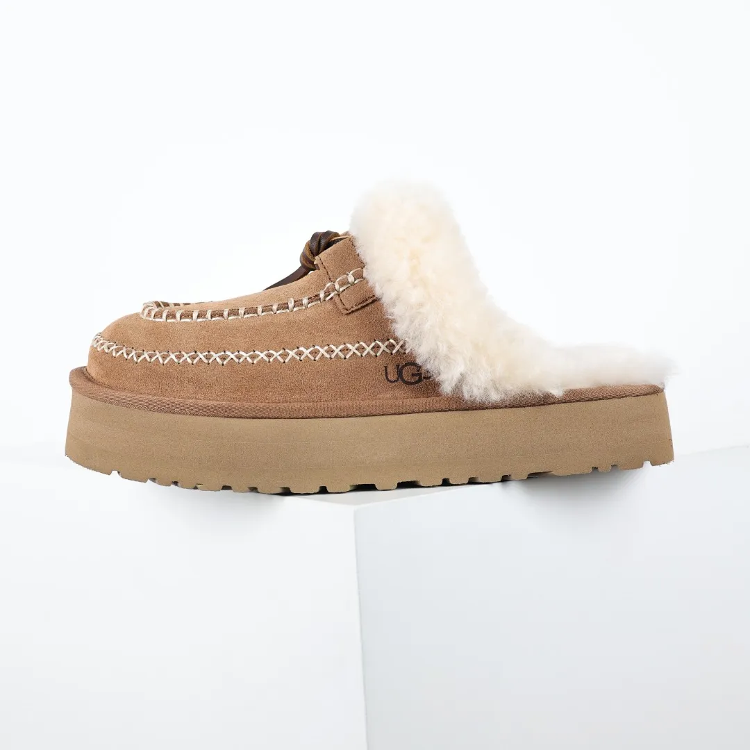 Pick up locally 💰580 Core recommendation with good price It is a very suitable choice for keeping warm in winter and at home. In the new year, uug has launched a series of styles, which are partial to the preferences of young consumers and have also moved to the forefront of fashion trends. Shoe body material Water-repellent coated suede upper 17mm UGGPURE™ implanted wool insole Lightweight non-slip comfortable rubber outsole With brand LOGO trademark Comes with a full set of packaging Size: 35 36 37 38 39 40